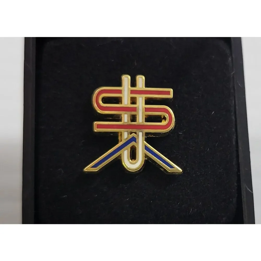 *B9) 2018 Michael Bierut Men's Vogue Magazine Politically Neutral USA Lapel Pin